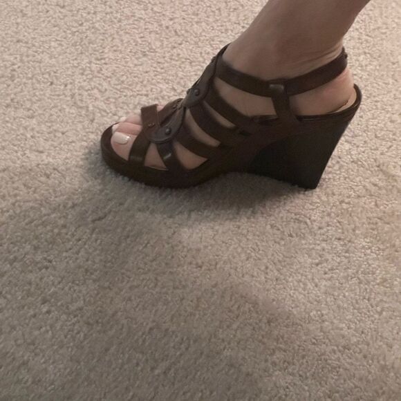 Nine & Co brown strappy wedge sandal - Picture 9 of 9